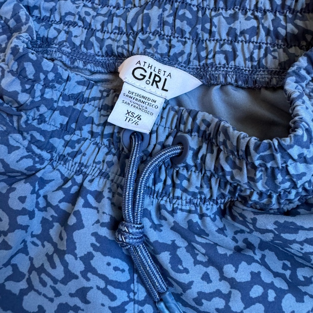 Girls Athleta Athletic Shorts (Size XS/6) - Picture 2 of 2
